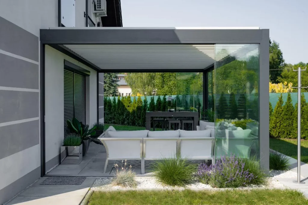 Lamellendach für Terrasse - ganzjähriger Sonnenschutz