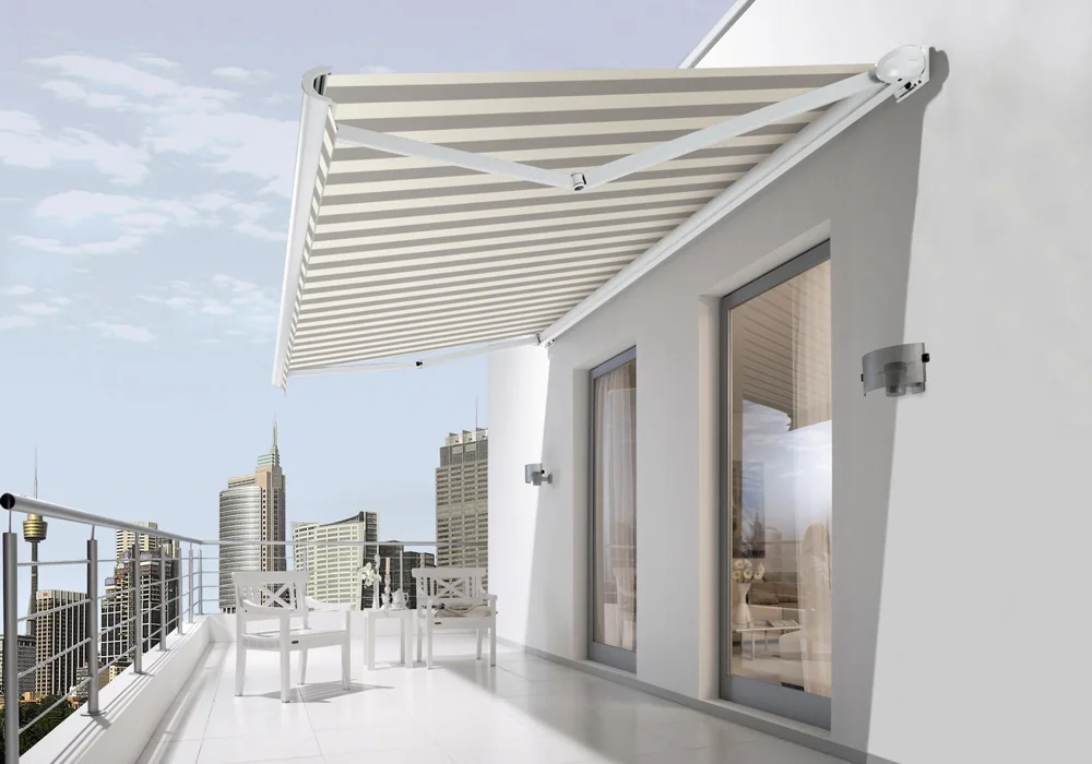 WAREMA K580 montiert an moderner Hausfassade Wien, vollintegrierter Wetterschutz RolloMax