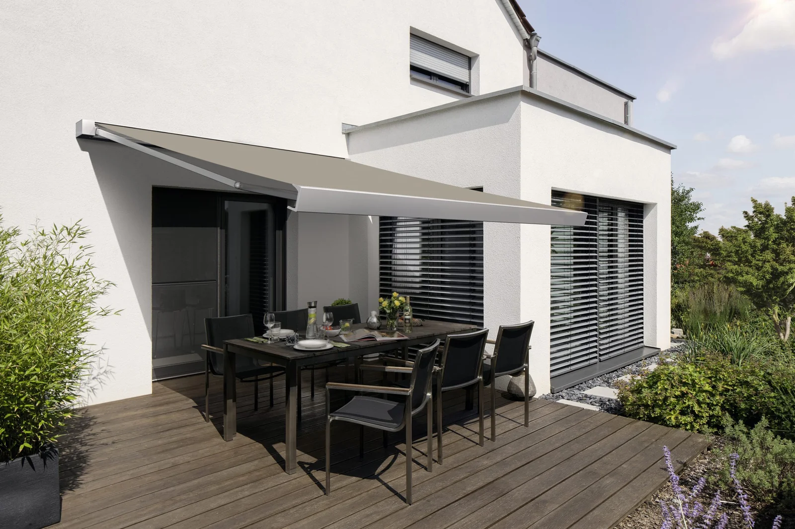 WAREMA K70 ausgefahren über Wiener Terrasse, klare kubische Kassette mit präzisen Kanten RolloMax WAREMA K70 ausgefahren über Wiener Terrasse, klare kubische Kassette mit präzisen Kanten RolloMax