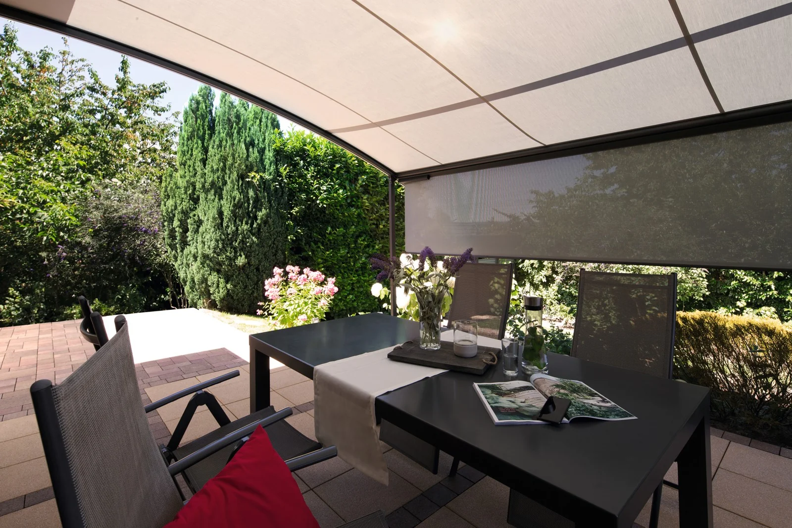 Perea P40 Outdoor-Dining mit satten Farben