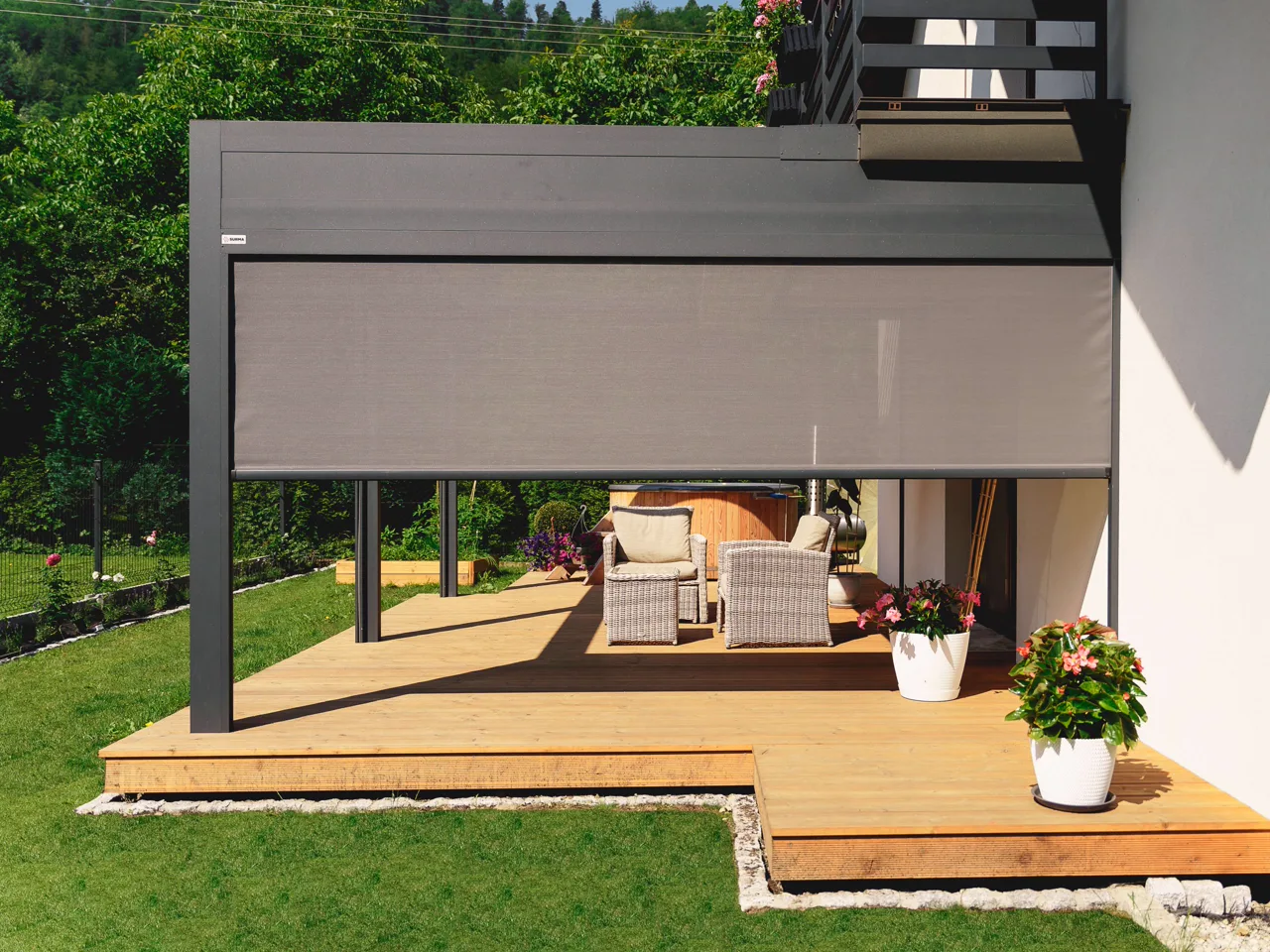 Screen-Rollo als Wind- und Sichtschutz an der Pergola