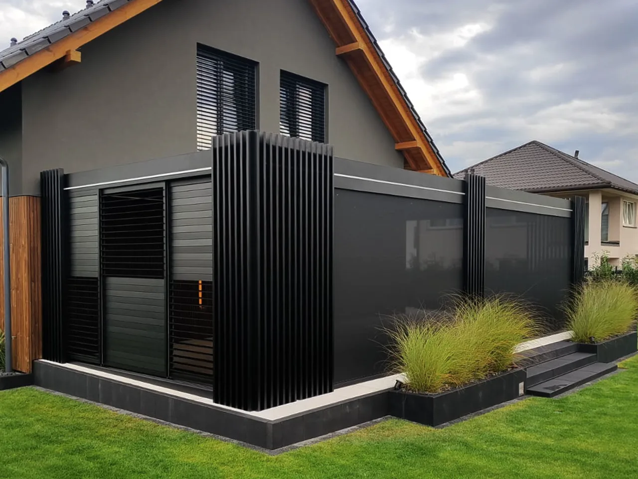 Aluminium-Shutters als Seitenelemente einer Surma Pergola