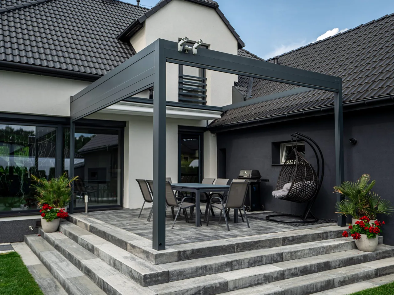 Faltpergola Milano an Einfamilienhaus mit Terrassenstufen