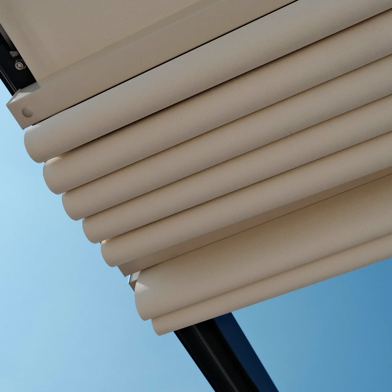 Faltdach der Pergola Milano im Detail, zusammengefaltetes Tuch