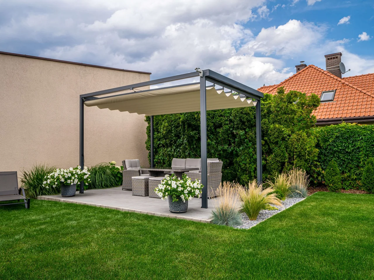 Faltpergola Palermo von Surma im Außenbereich