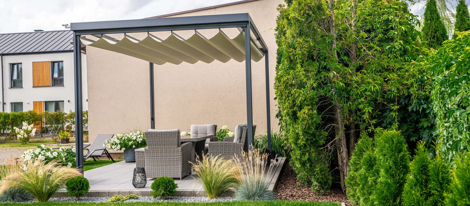 Faltpergola Palermo über einer Terrasse