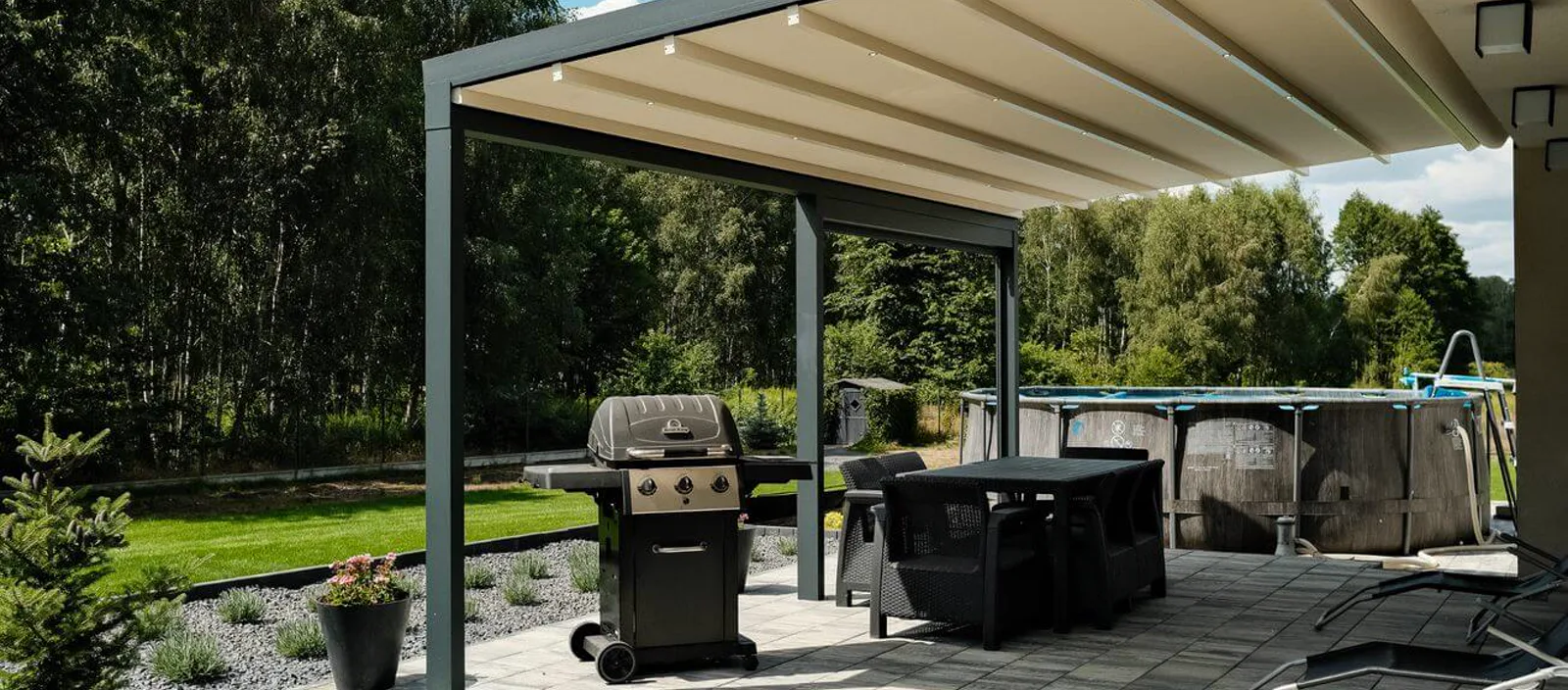 Faltpergola Portofino mit LED-Beleuchtung über Gartenterrasse
