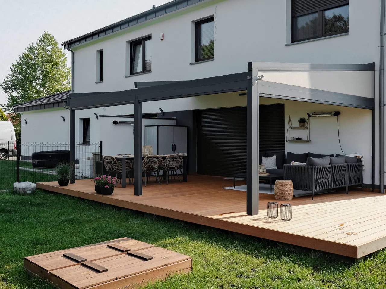 Faltpergola Portofino über Holzterrasse an Einfamilienhaus