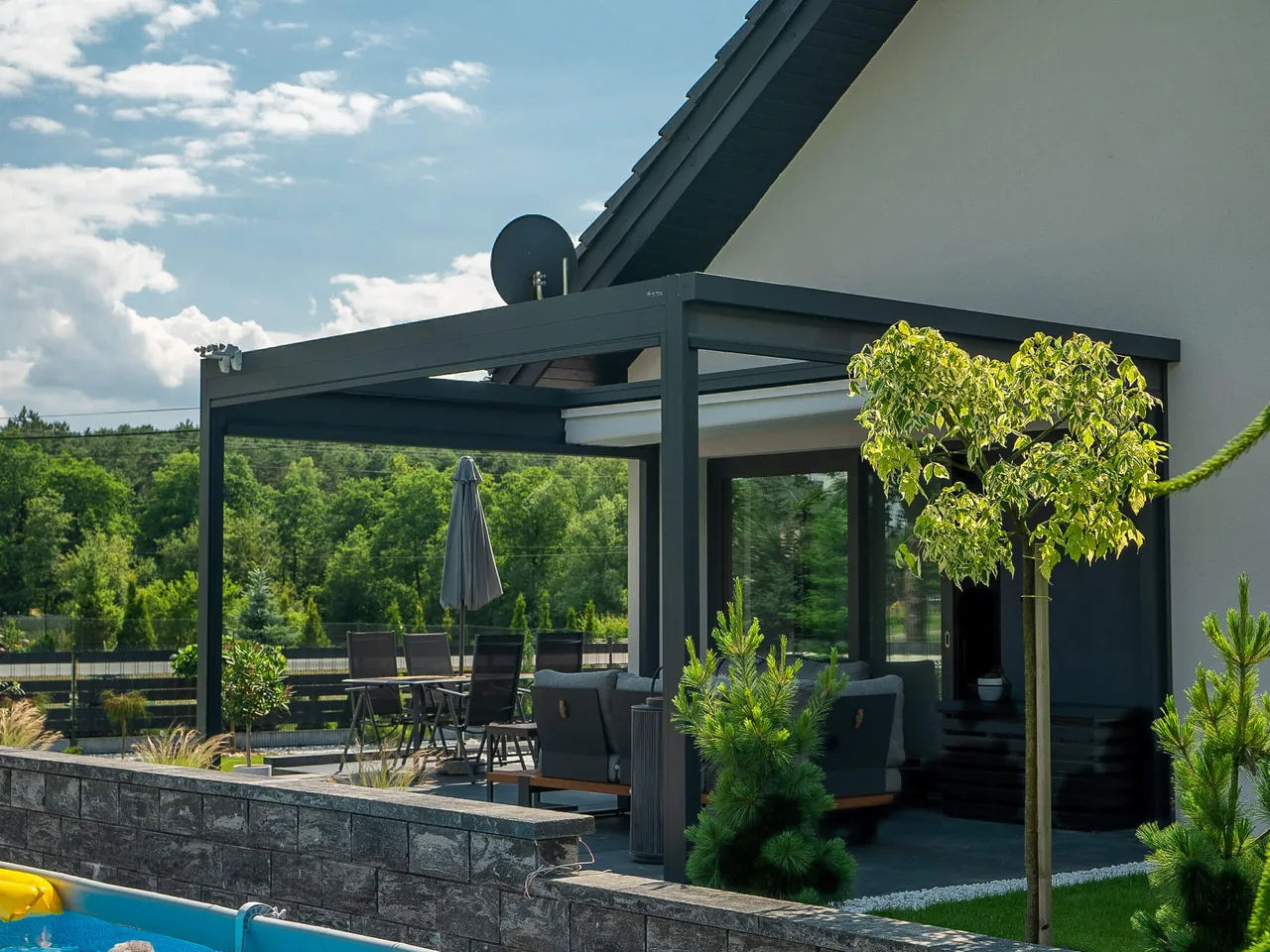 Faltpergola Verona von Surma im Außenbereich