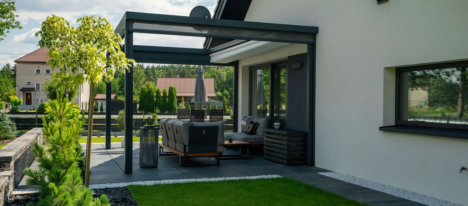 Faltpergola Verona über einer modernen Terrasse