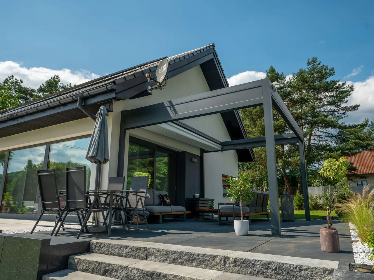 Faltpergola Verona an einem modernen Baukörper