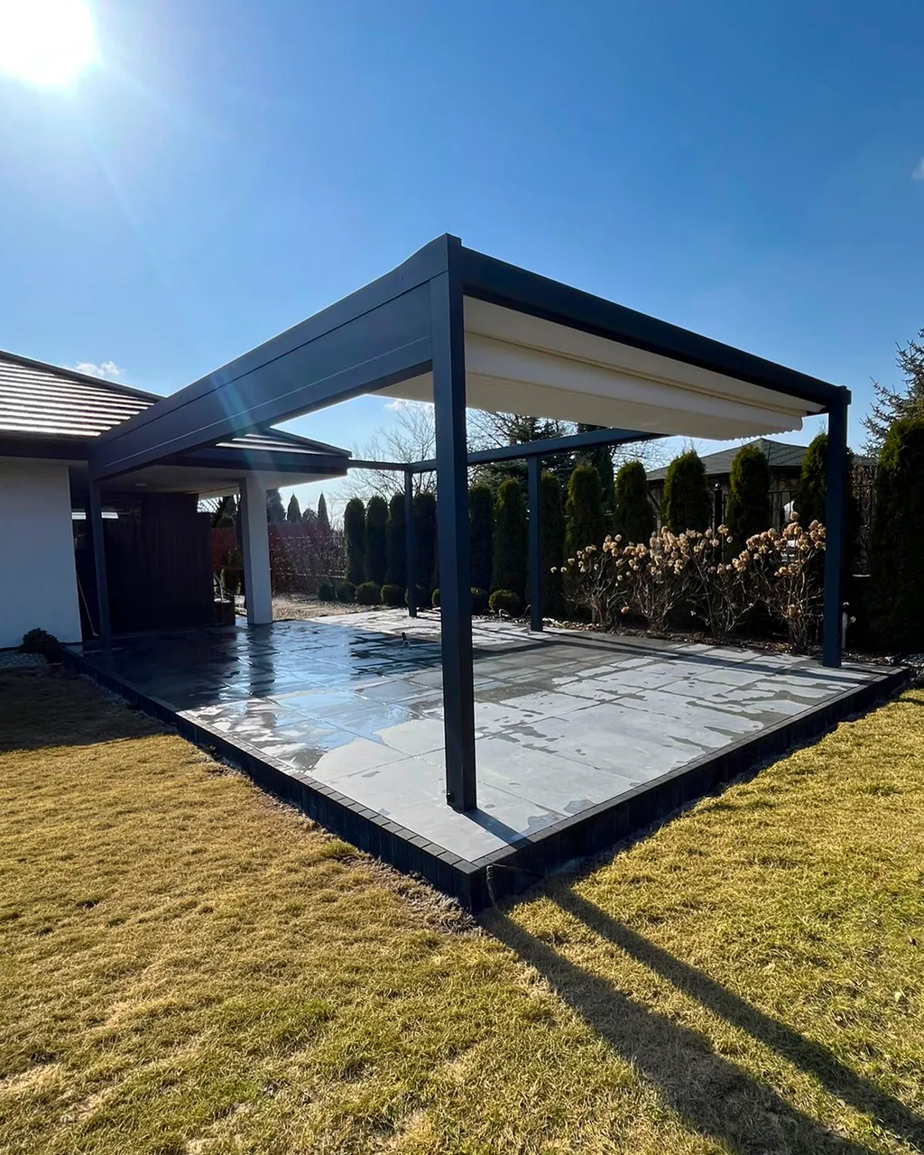 Faltpergola Verona von Surma mit geradlinigem Stoffdach an einem modernen Baukörper