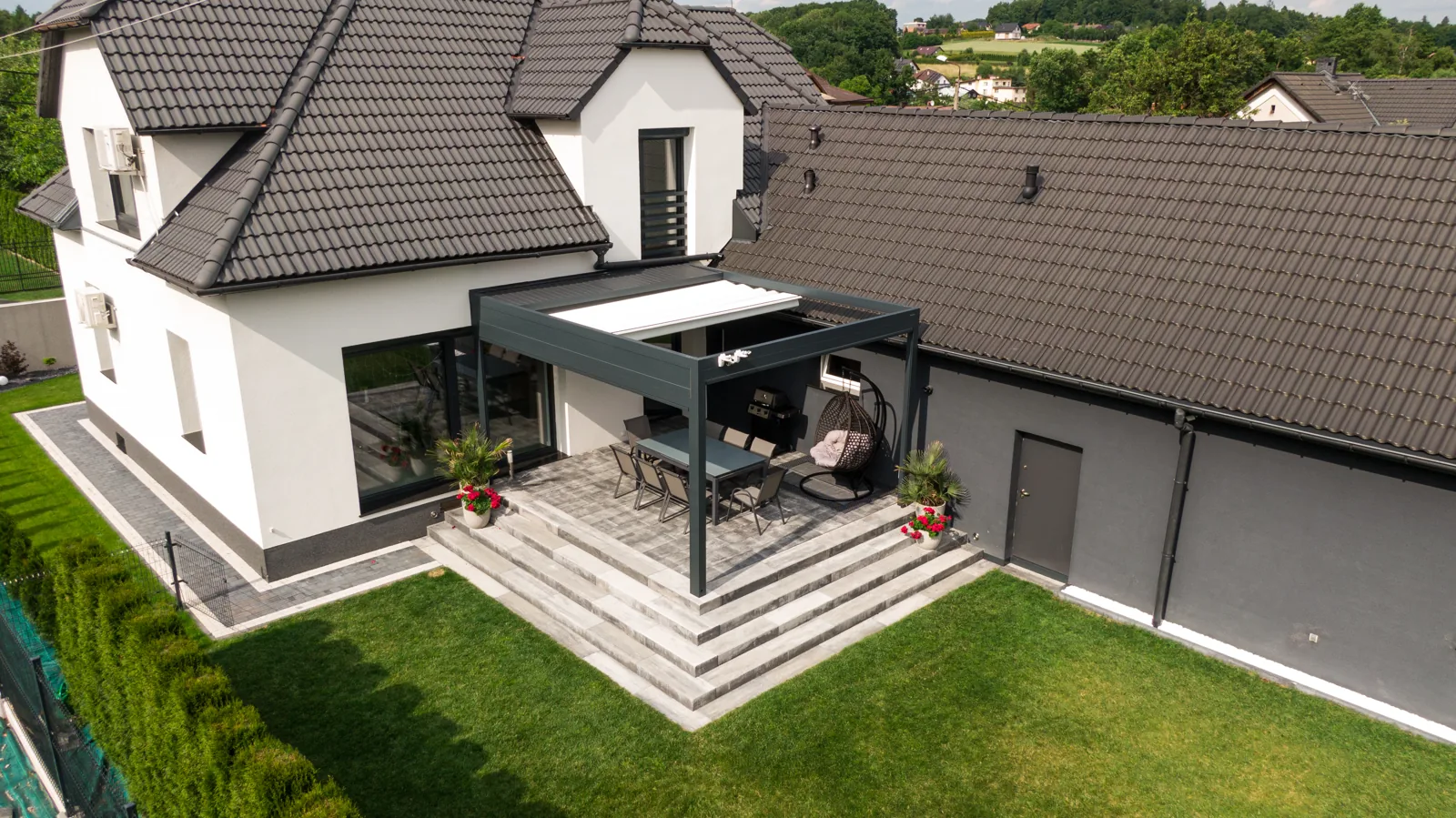 RolloMax Faltpergola Milano mit Haus und Garten aus der Luft