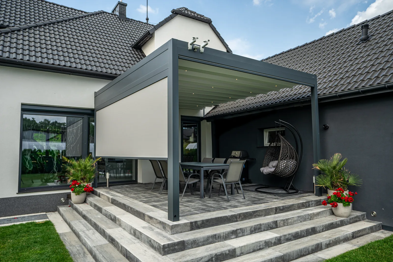 RolloMax Faltpergola Milano mit seitlichem Screen halb geschlossen