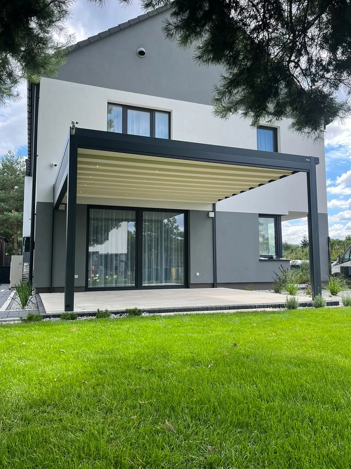 RolloMax Faltpergola Milano über einer Terrasse mit LED-Beleuchtung in Wien