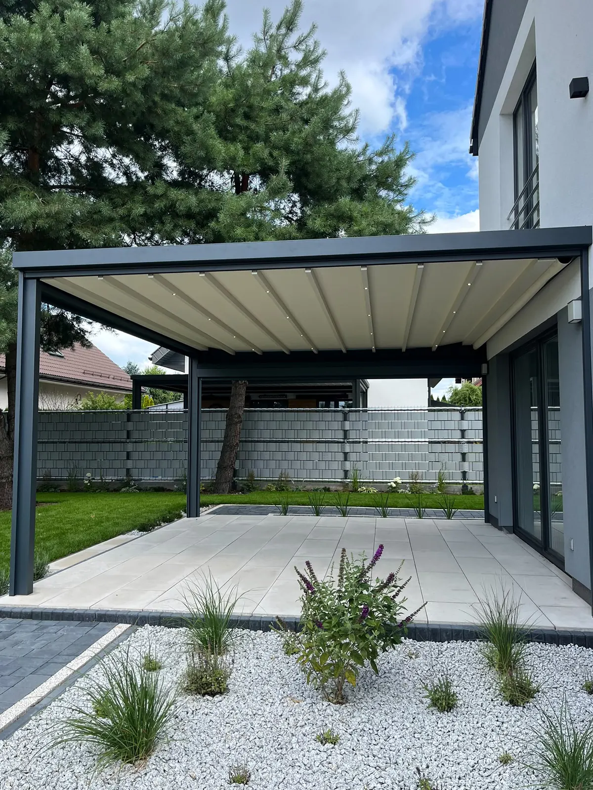RolloMax Faltpergola Milano, Blick unter das regendichte Faltdach mit LED-Spots