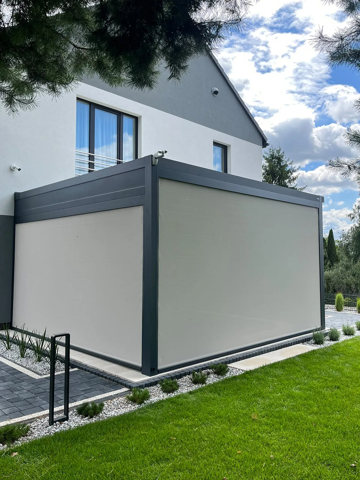 RolloMax Faltpergola Milano mit geschlossenen ZIP-Screens als Sonnen- und Sichtschutz