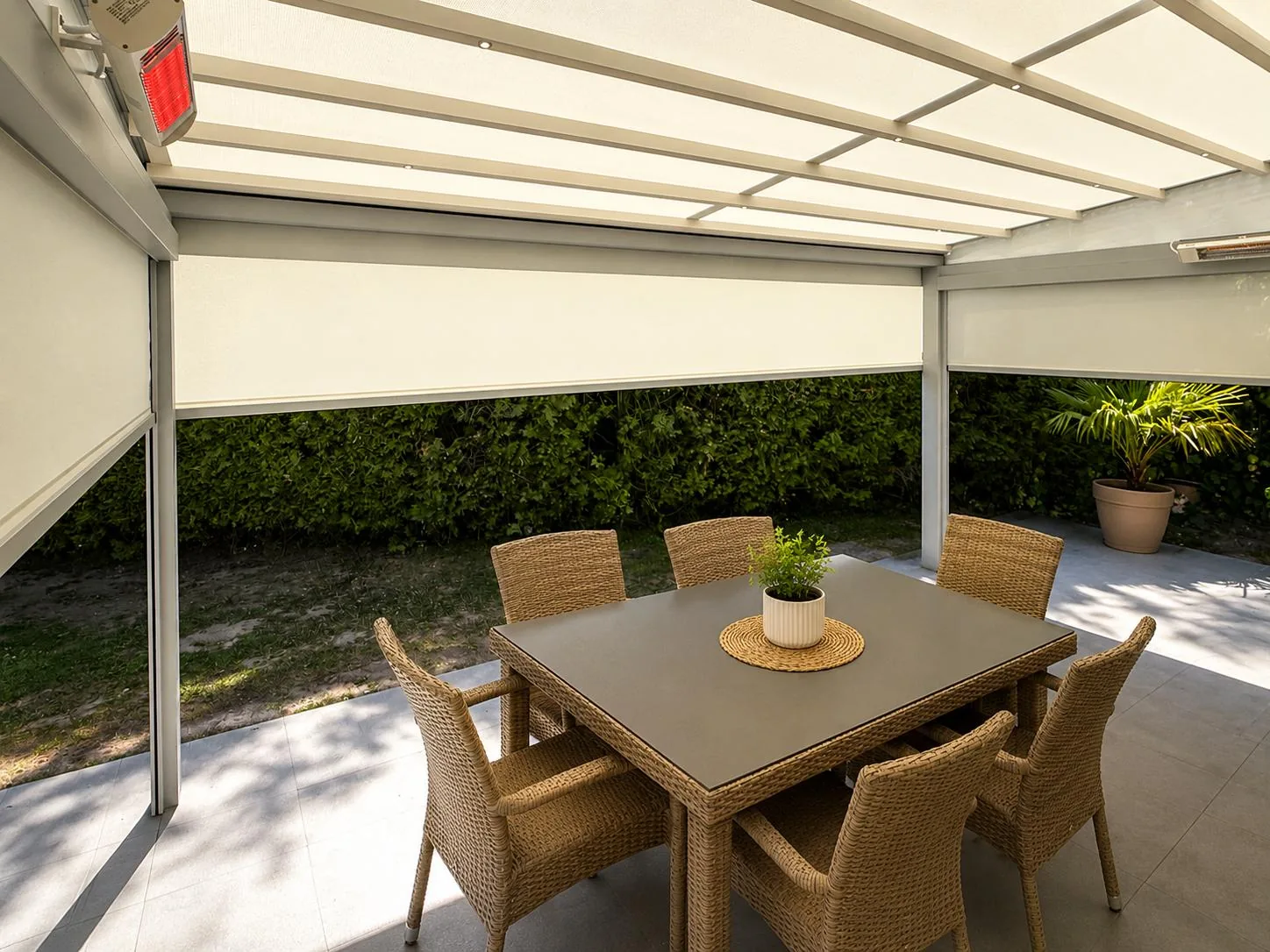 RolloMax Faltpergola über einer Terrasse in Wien RolloMax Faltpergola über einer Terrasse mit Esstisch in Wien