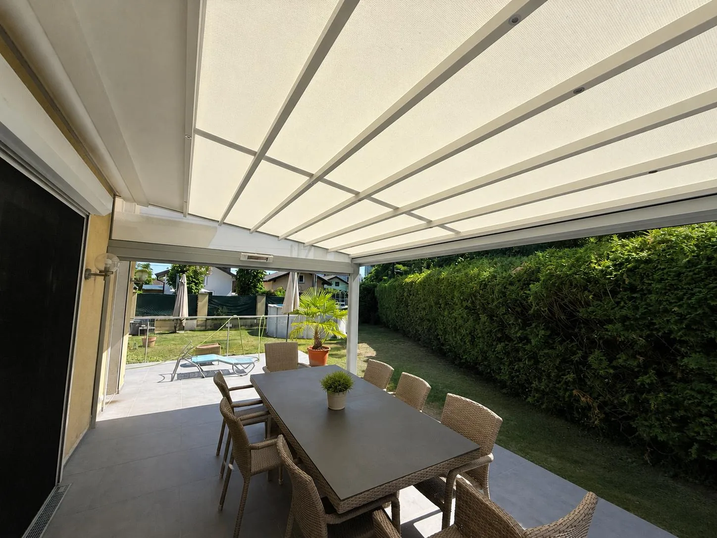 RolloMax Faltpergola mit Tuchdach in Wien RolloMax Faltpergola Tuchdach mit Gartenblick in Wien