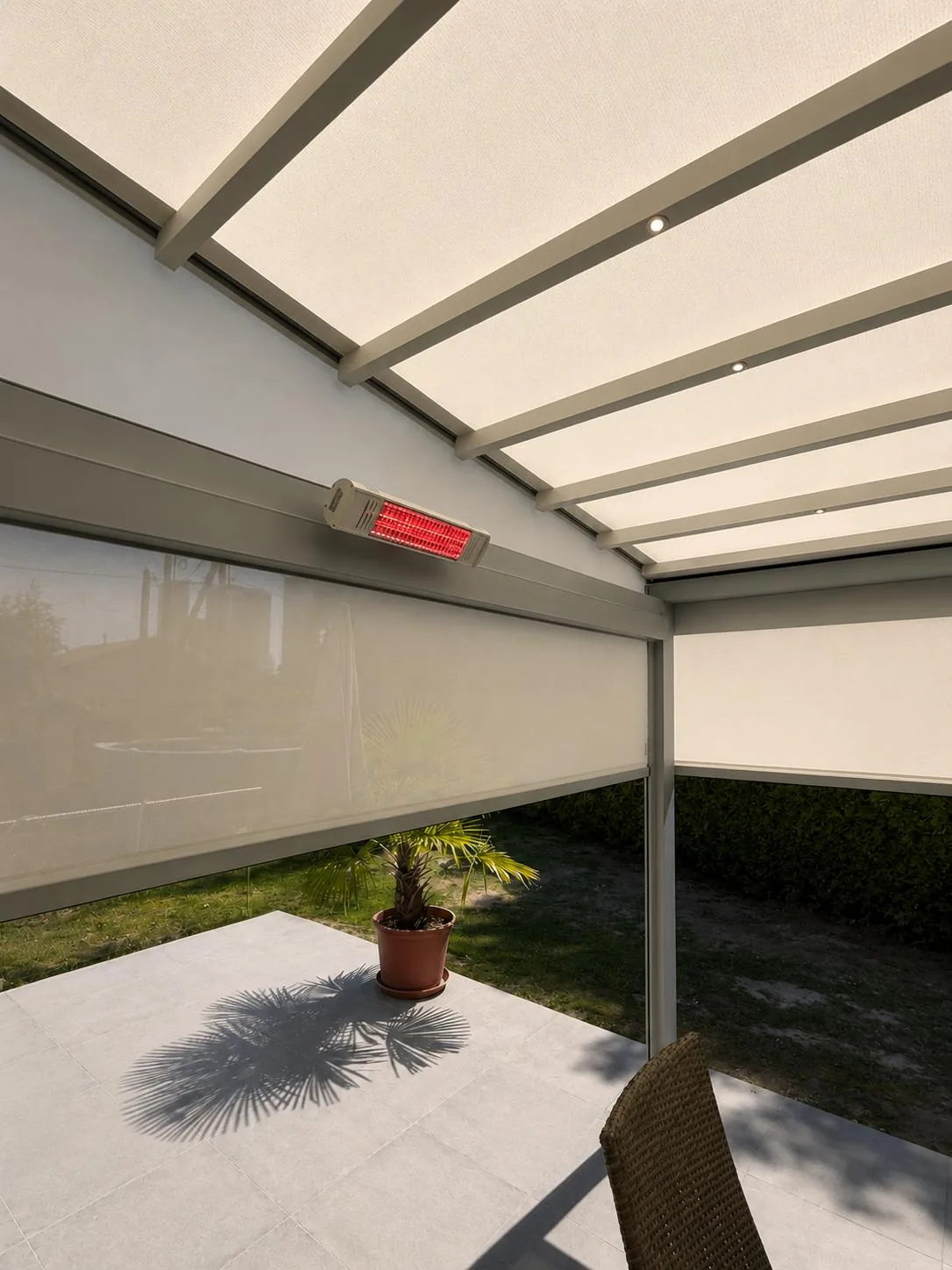 RolloMax Faltpergola mit ZIP-Screens in Wien RolloMax Faltpergola mit ZIP-Screens und Infrarot-Heizung in Wien