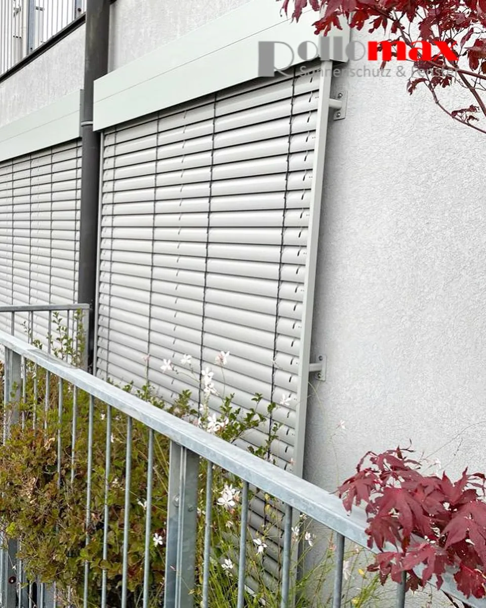 Raffstore-Montage an einer modernen Fassade