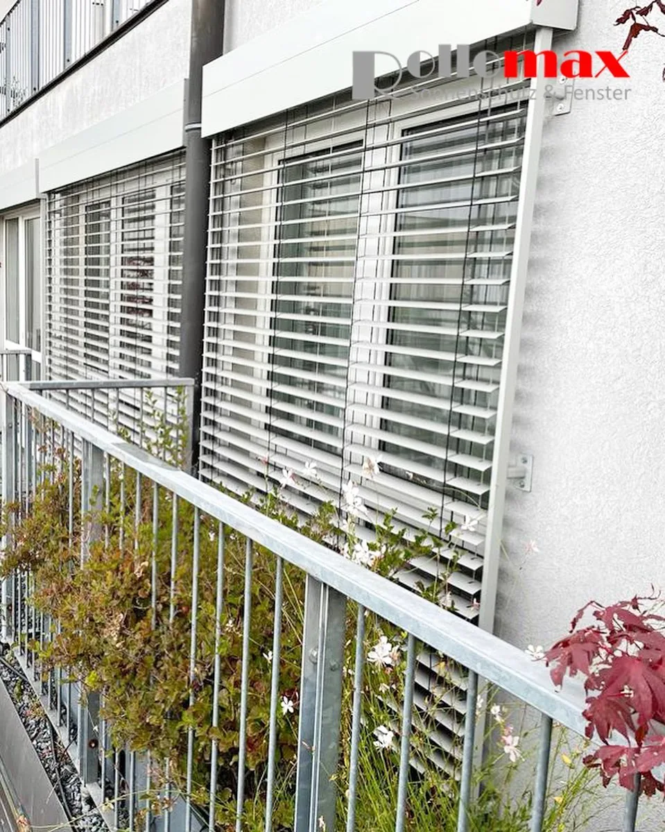Außenjalousie mit geführten Lamellen an einem Wohnhaus