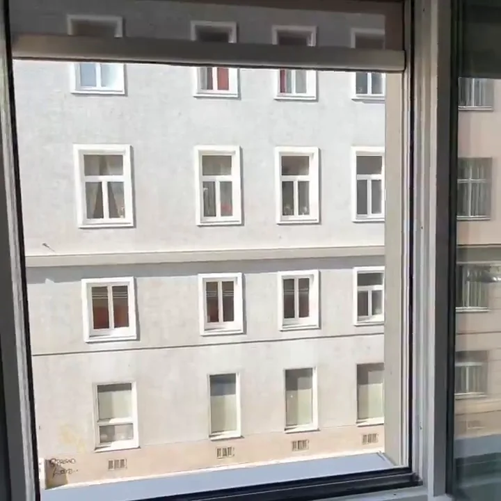 Textiler Außenbehang mit freiem Ausblick als Beispiel für eine Markisolette
