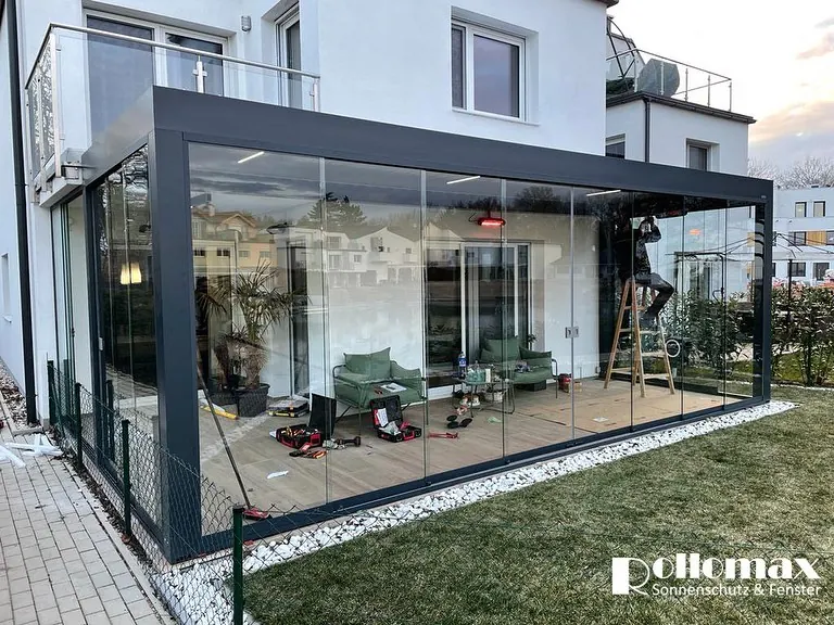 Glas-Schiebelemente Pergola - RolloMax Referenz in Wien