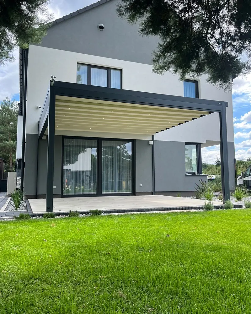 Faltpergola mit seitlicher Beschattung: Komfort - RolloMax Referenz in Wien