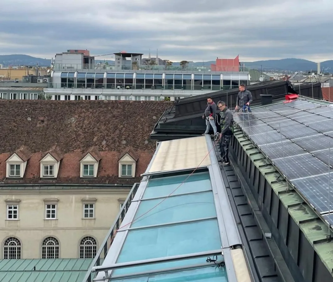 RolloMax Wartung über den Dächern Wiens mit Blick auf den Stephansdom