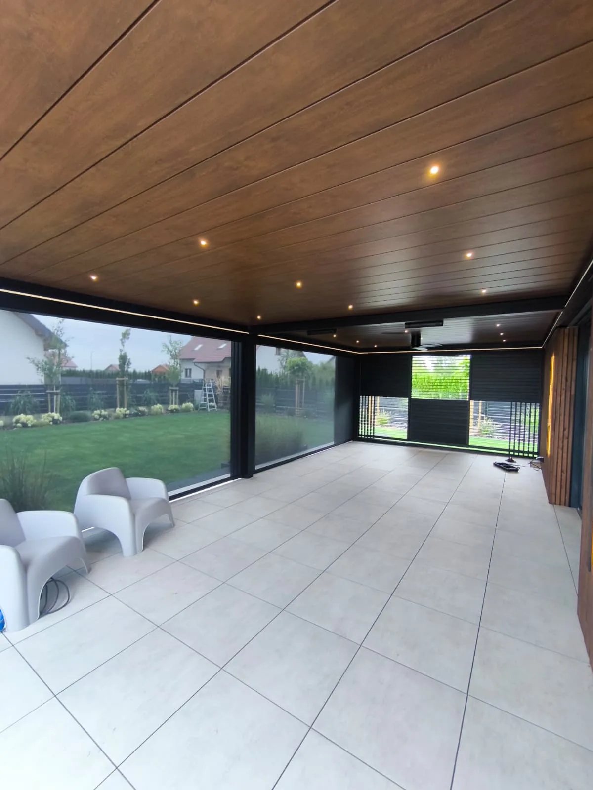 RolloMax Lamellendach Toscana mit Holzoptik-Decke, LED-Spots und weißer Lounge