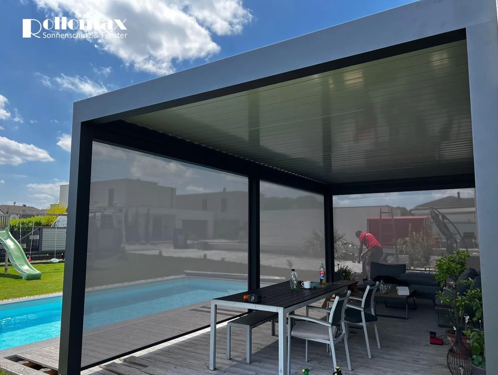 RolloMax Wien, Pergola Premium-Montage Referenzprojekt Premium Pergola-Montage von RolloMax Wien an einer Terrasse mit Pool, Beratung & fachgerechte Installation